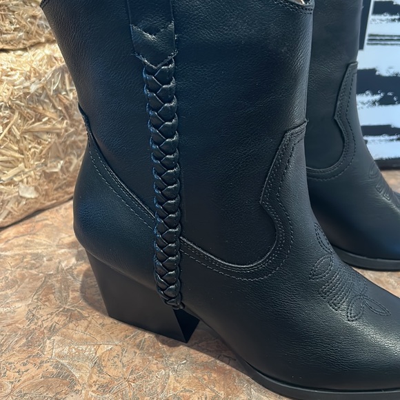 Dolce Vita Kellar black heeled boots - Picture 2 of 11